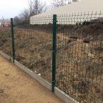 Táblás kerítésrendszer, kerítéselemekkel - lábazati betonelemmel