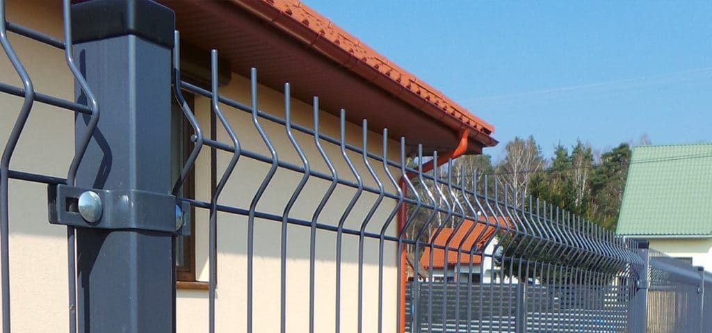 Acél kerítés Antracitszürke 3D táblás kerítésrendszer, kerítésoszlop RAl7016, horganyzott + porszórt
